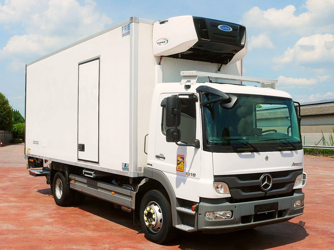 Mercedes-Benz 1318 ATEGO FLEISH KUHLKOFFER CARRIER SUPRA 750 - Kylbil lastbil: bild 2 Mercedes-Benz 1318 ATEGO FLEISH KUHLKOFFER CARRIER SUPRA 750 - Kylbil lastbil: bild 2