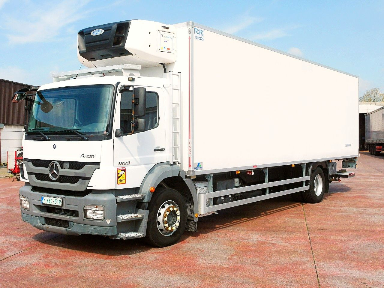 Mercedes-Benz 1829 AXOR KUHLKOFFER CARRIER SUPRA 950 MULTI A/C - Kylbil lastbil: bild 4 Mercedes-Benz 1829 AXOR KUHLKOFFER CARRIER SUPRA 950 MULTI A/C - Kylbil lastbil: bild 4