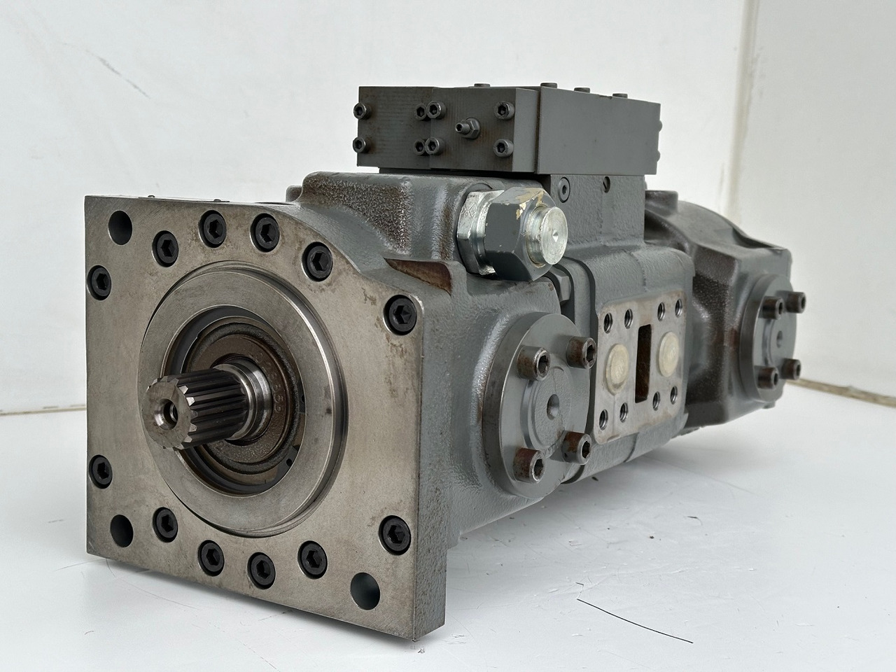 Liebherr Hydraulikdoppelpumpe Typ:LPVD 075. ID-Nr.9076806 - ID-Nr.9279749 - ID-Nr.9880487 - ID-Nr.9073988. A902 IND - A904 IND. #9076806.15495# - Hydraulpump för Byggmaskiner: bild 4 Liebherr Hydraulikdoppelpumpe Typ:LPVD 075. ID-Nr.9076806 - ID-Nr.9279749 - ID-Nr.9880487 - ID-Nr.9073988. A902 IND - A904 IND. #9076806.15495# - Hydraulpump för Byggmaskiner: bild 4