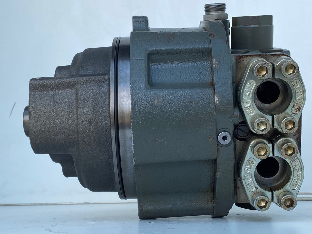Liebherr Hydraulikeinbaumotor CMVE O 108. ID-Nr.10118562 - ID-Nr.10132610 - ID-Nr.10129048. LOS1916, LOS916, LOS926, R906, R916, R918, R920, R922, R924, R926COMP, R926, R936. #27979# - Hydraulmotor för Bandgrävare: bild 3 Liebherr Hydraulikeinbaumotor CMVE O 108. ID-Nr.10118562 - ID-Nr.10132610 - ID-Nr.10129048. LOS1916, LOS916, LOS926, R906, R916, R918, R920, R922, R924, R926COMP, R926, R936. #27979# - Hydraulmotor för Bandgrävare: bild 3
