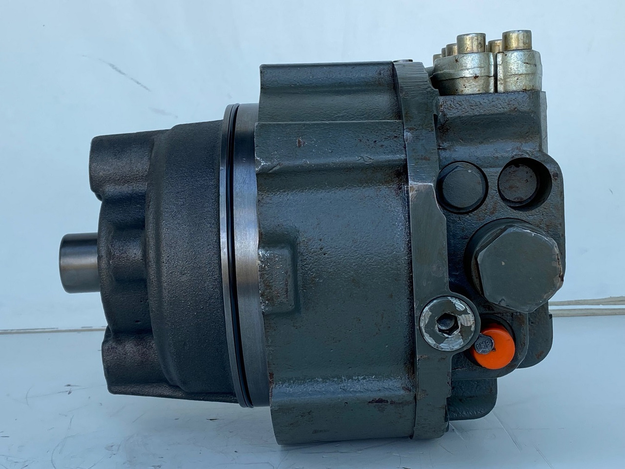 Liebherr Hydraulikeinbaumotor CMVE O 108. ID-Nr.10118562 - ID-Nr.10132610 - ID-Nr.10129048. LOS1916, LOS916, LOS926, R906, R916, R918, R920, R922, R924, R926COMP, R926, R936. #27979# - Hydraulmotor för Bandgrävare: bild 1 Liebherr Hydraulikeinbaumotor CMVE O 108. ID-Nr.10118562 - ID-Nr.10132610 - ID-Nr.10129048. LOS1916, LOS916, LOS926, R906, R916, R918, R920, R922, R924, R926COMP, R926, R936. #27979# - Hydraulmotor för Bandgrävare: bild 1