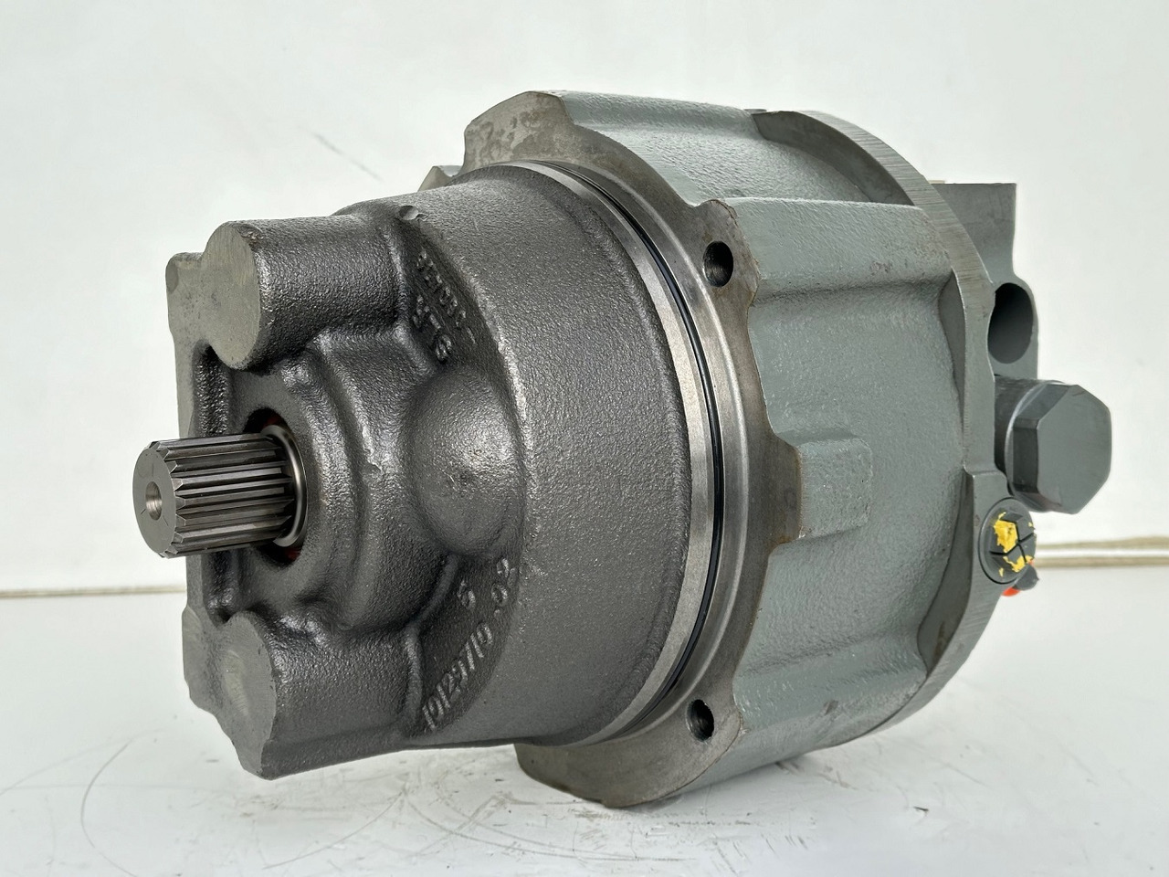 Liebherr Hydraulikeinbaumotor CMVE O 135. ID-Nr.10129570 - ID-Nr.11439804. FAT400P112 - FAT550P093. R930, R934, R936, R940, R944, R946, R950T. #10129570.21538# - Hydraulmotor för Byggmaskiner: bild 1 Liebherr Hydraulikeinbaumotor CMVE O 135. ID-Nr.10129570 - ID-Nr.11439804. FAT400P112 - FAT550P093. R930, R934, R936, R940, R944, R946, R950T. #10129570.21538# - Hydraulmotor för Byggmaskiner: bild 1