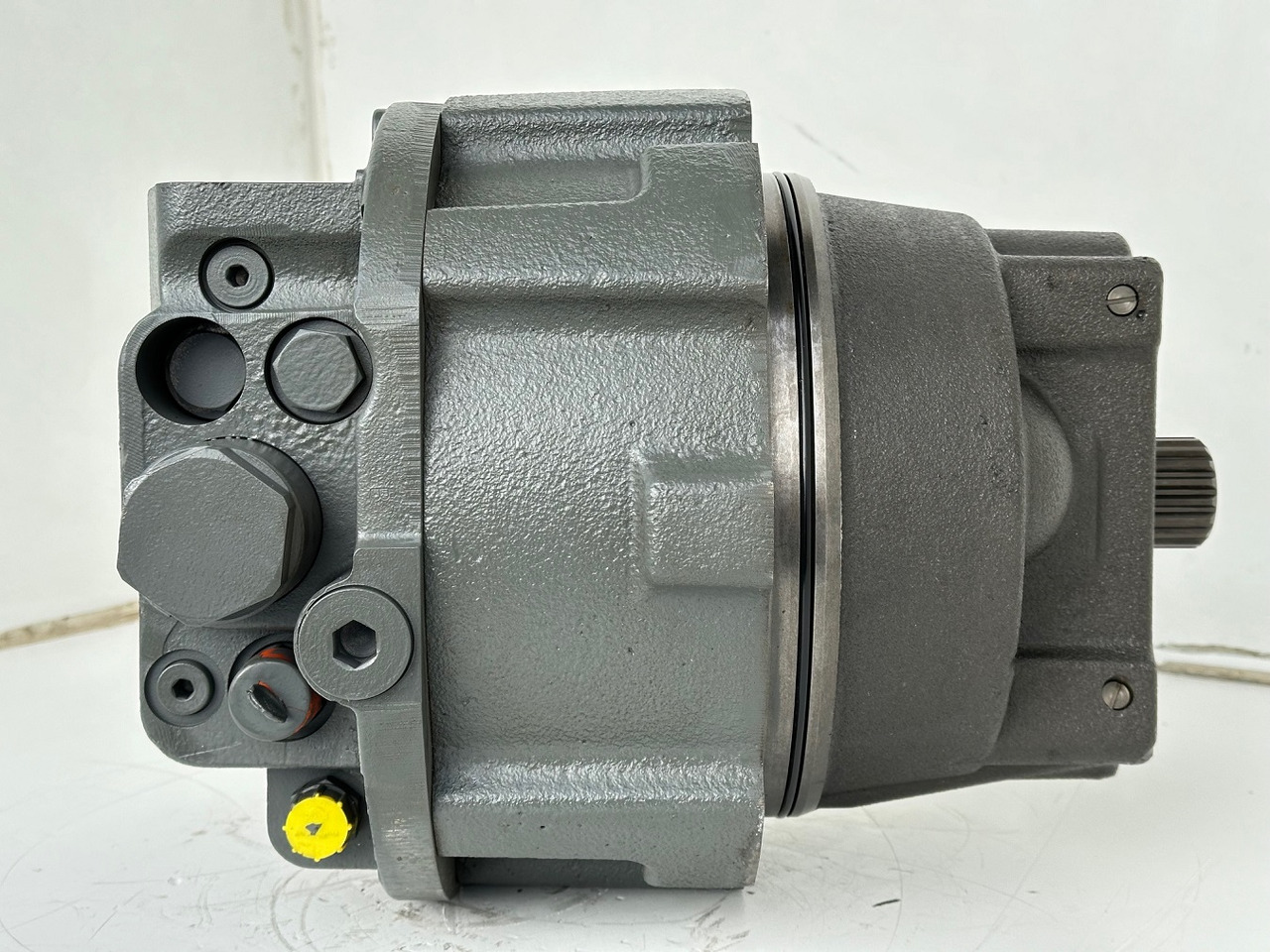 Liebherr Hydraulikeinbaumotor CMVE O 135. ID-Nr.10129570 - ID-Nr.11439804. FAT400P112 - FAT550P093. R930, R934, R936, R940, R944, R946, R950T. #10129570.21538# - Hydraulmotor för Byggmaskiner: bild 4 Liebherr Hydraulikeinbaumotor CMVE O 135. ID-Nr.10129570 - ID-Nr.11439804. FAT400P112 - FAT550P093. R930, R934, R936, R940, R944, R946, R950T. #10129570.21538# - Hydraulmotor för Byggmaskiner: bild 4