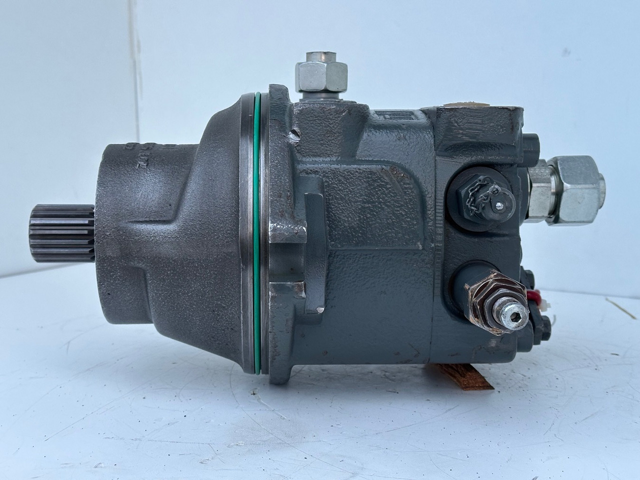 Liebherr Hydraulikeinbaumotor Typ:FMF090. ID-Nr.10139164 - ID-Nr.11371743. R946 LC, R946 LC-V, R946 NLC, R946 S-HD, R950 LC-V, R950 S-HD, R950. #11371743.11929# - Svängmotor för Grävmaskin: bild 3 Liebherr Hydraulikeinbaumotor Typ:FMF090. ID-Nr.10139164 - ID-Nr.11371743. R946 LC, R946 LC-V, R946 NLC, R946 S-HD, R950 LC-V, R950 S-HD, R950. #11371743.11929# - Svängmotor för Grävmaskin: bild 3