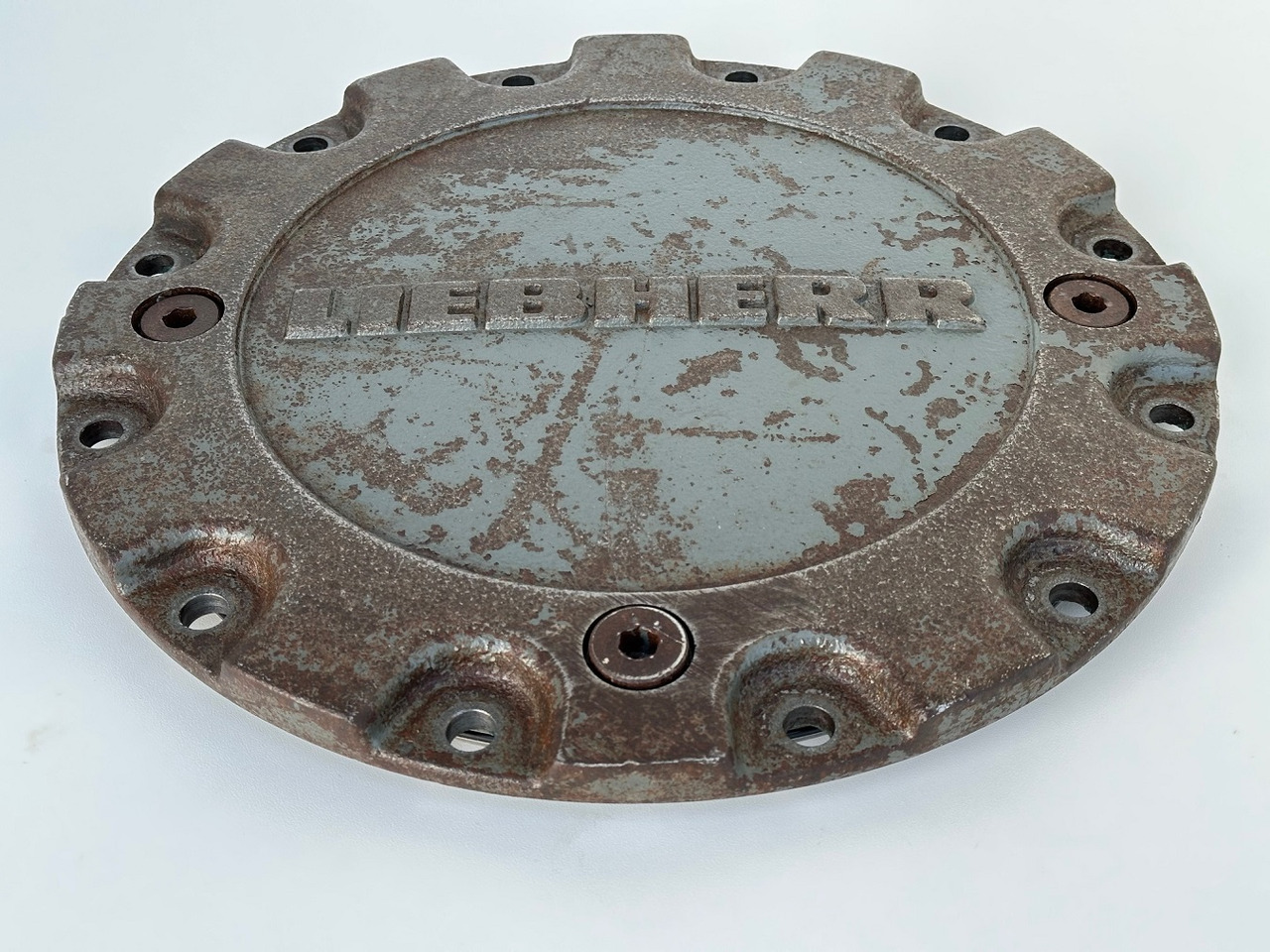 Liebherr Verschlussdeckel ID-Nr.90214374. FAT400P130, FAT400P139. R926-1715, R928-1715, R930-1716, R934-1550, R936 K-LC, R936 K-NLC, R936 K-SLC, R938-1650. #90214374.25.01# - Slutdrev för Bandgrävare: bild 2 Liebherr Verschlussdeckel ID-Nr.90214374. FAT400P130, FAT400P139. R926-1715, R928-1715, R930-1716, R934-1550, R936 K-LC, R936 K-NLC, R936 K-SLC, R938-1650. #90214374.25.01# - Slutdrev för Bandgrävare: bild 2