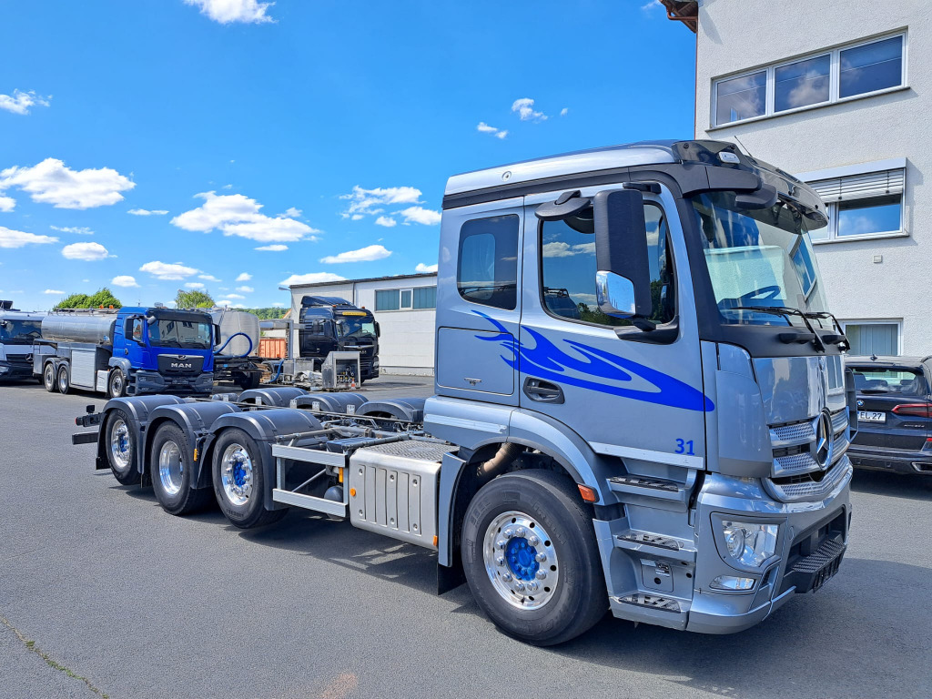 Mercedes Benz Actros 3243 8x2 1,2 & 4 Lenkachse, 2 & 4 Liftbar(Nr. 6051) - Chassi lastbil: bild 2 Mercedes Benz Actros 3243 8x2 1,2 & 4 Lenkachse, 2 & 4 Liftbar(Nr. 6051) - Chassi lastbil: bild 2
