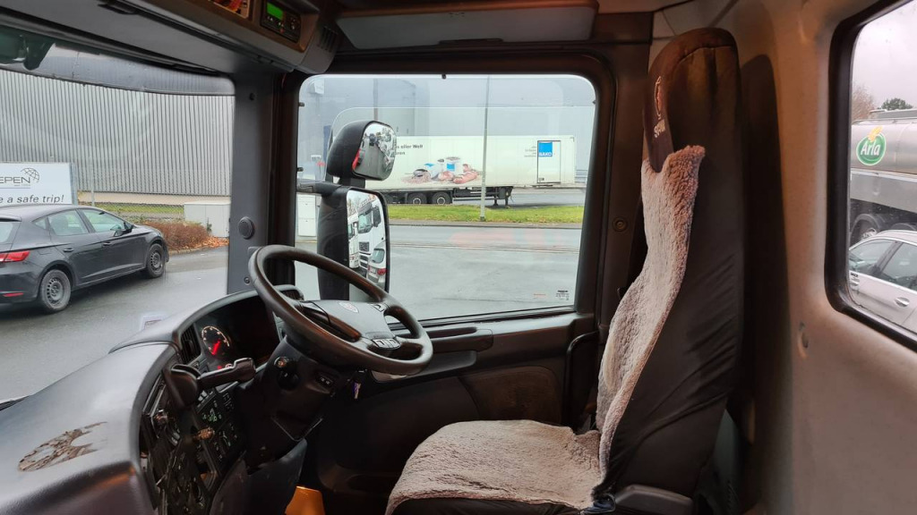 Interior photo 2: Chassi lastbil Scania P 400 6x2  RECHTSLENKER(Nr. 5018)