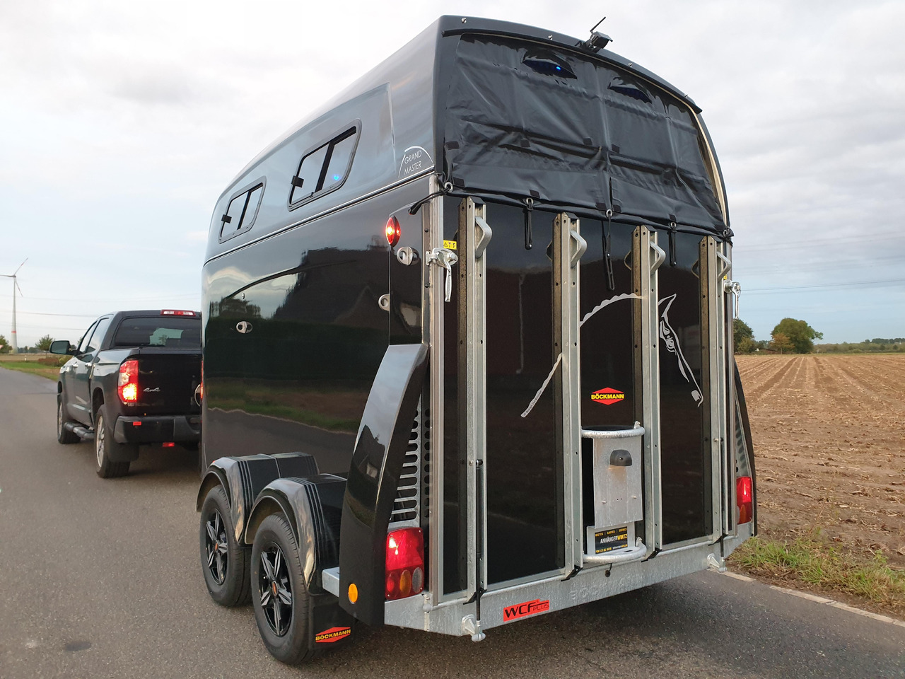 Böckmann Pferdeanhänger Grand Master SKA black Kamera Alufelgen WCF 100km/H 2700kg Modell 2024 - Hästsläp: bild 3 Böckmann Pferdeanhänger Grand Master SKA black Kamera Alufelgen WCF 100km/H 2700kg Modell 2024 - Hästsläp: bild 3
