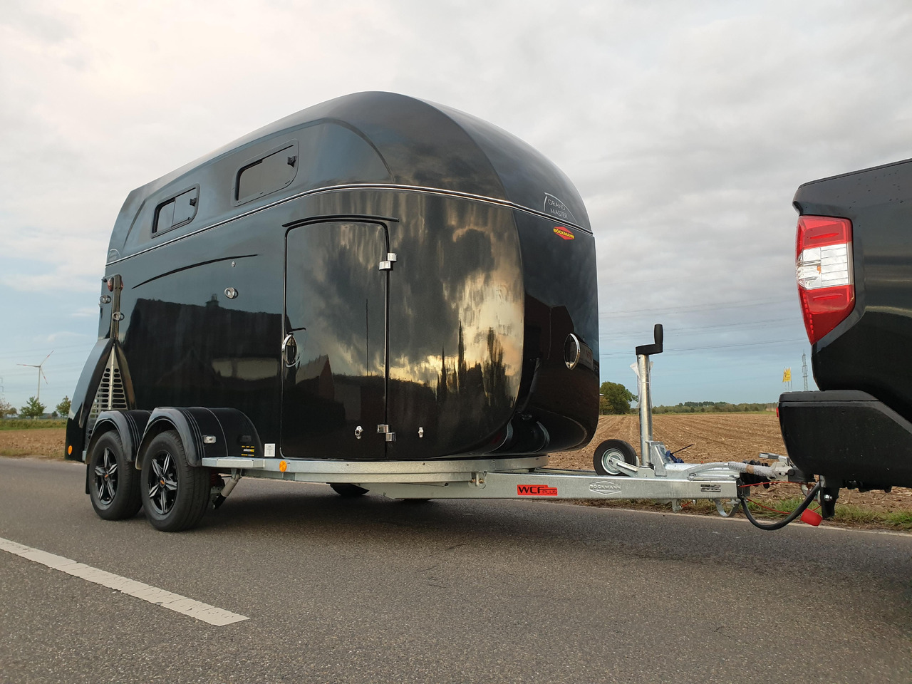 Böckmann Pferdeanhänger Grand Master SKA black Kamera Alufelgen WCF 100km/H 2700kg Modell 2024 - Hästsläp: bild 2 Böckmann Pferdeanhänger Grand Master SKA black Kamera Alufelgen WCF 100km/H 2700kg Modell 2024 - Hästsläp: bild 2