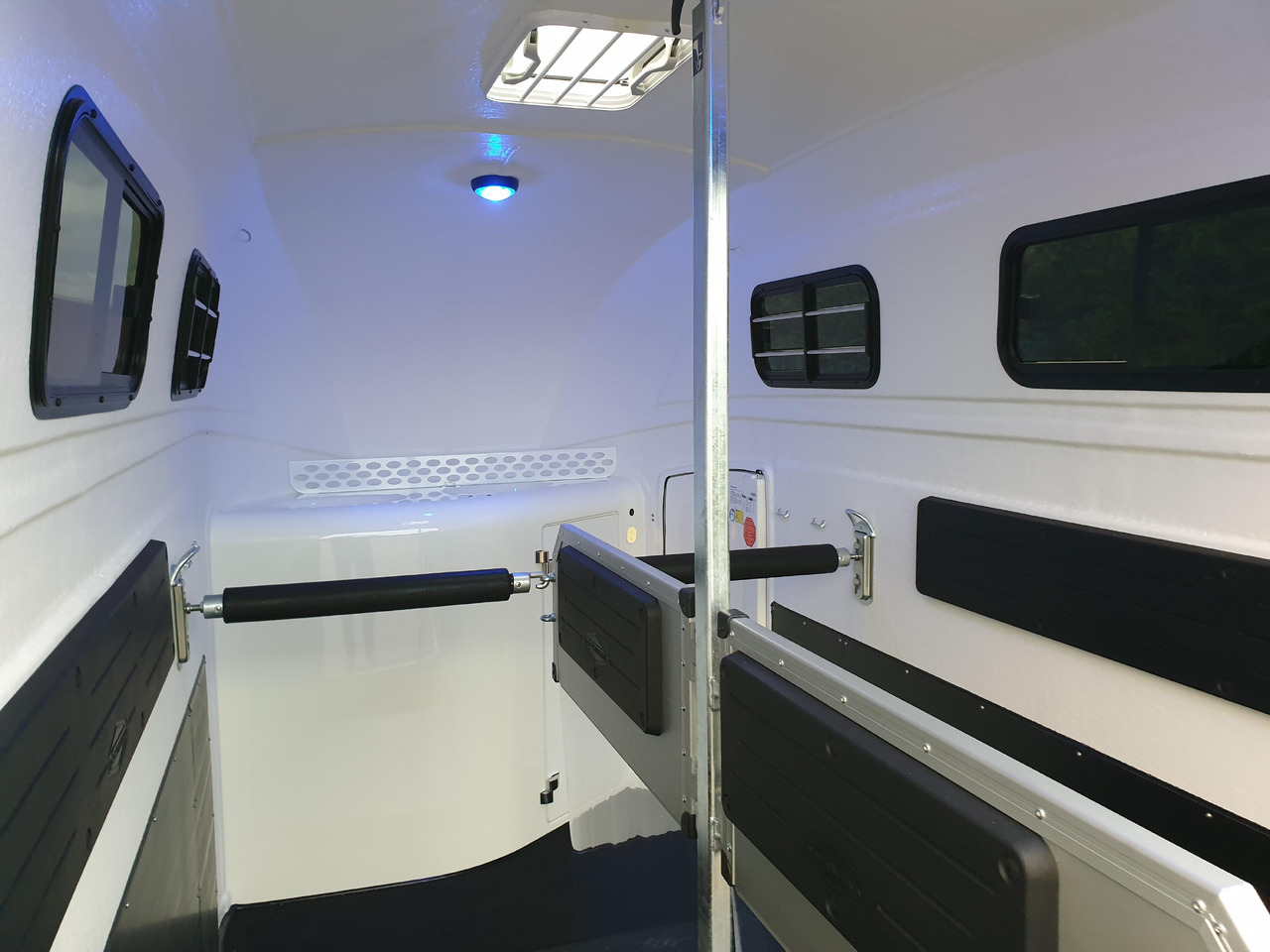 Böckmann Pferdeanhänger Grand Master SKA black Kamera Alufelgen WCF 100km/H 2700kg Modell 2024 - Hästsläp: bild 5 Böckmann Pferdeanhänger Grand Master SKA black Kamera Alufelgen WCF 100km/H 2700kg Modell 2024 - Hästsläp: bild 5