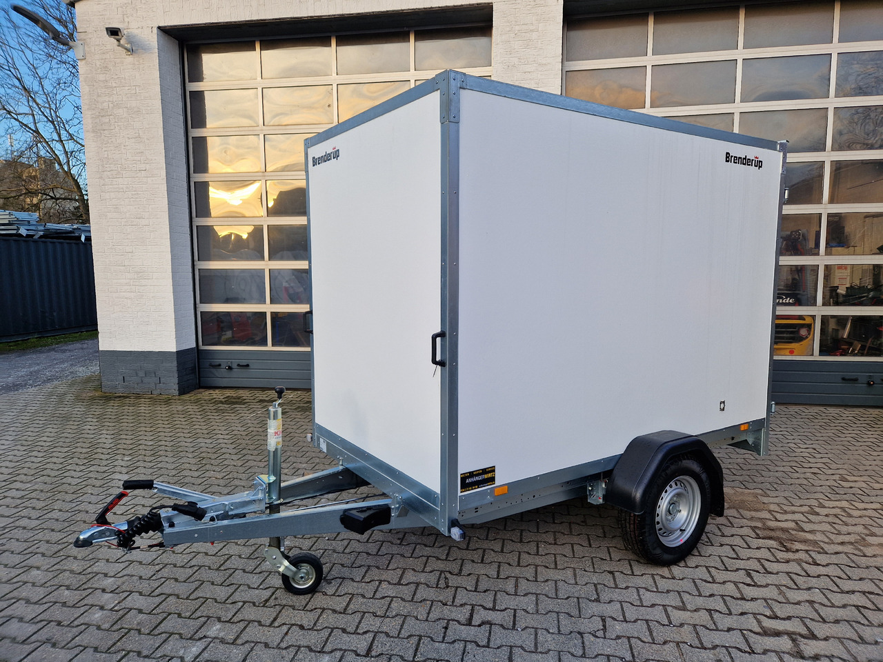 Brenderup Cargo Dynamic CD260 BD 260x150x185cm Hecktüren Wabenwände (S) 1300kg - Skåpsläp: bild 1 Brenderup Cargo Dynamic CD260 BD 260x150x185cm Hecktüren Wabenwände (S) 1300kg - Skåpsläp: bild 1