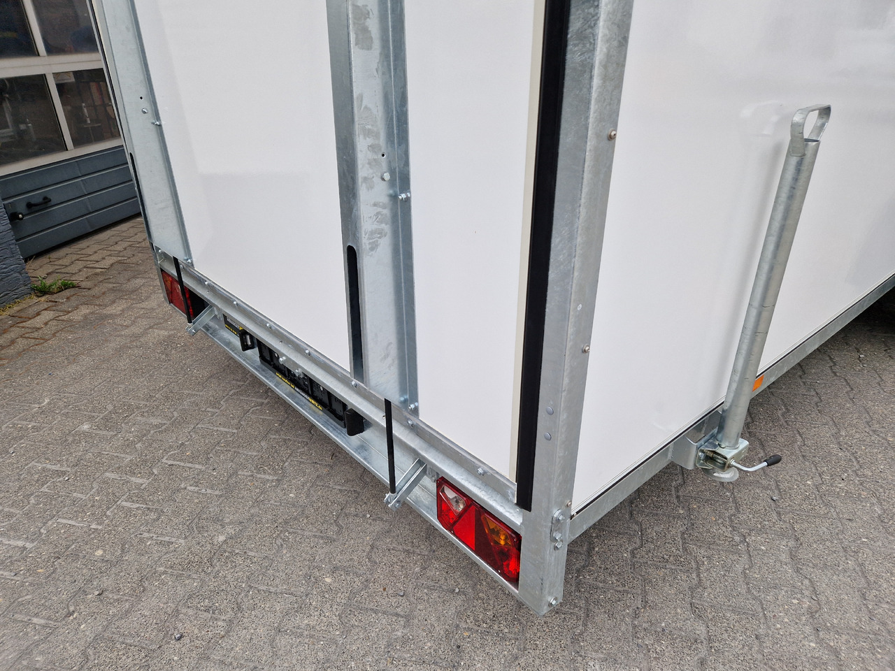 Skåpsläp Koffer TFS 600T.01 3500 600x200x210cm aero Heckrampe Seitentür IL (XXL) 100km/H 3500kg: bild 12