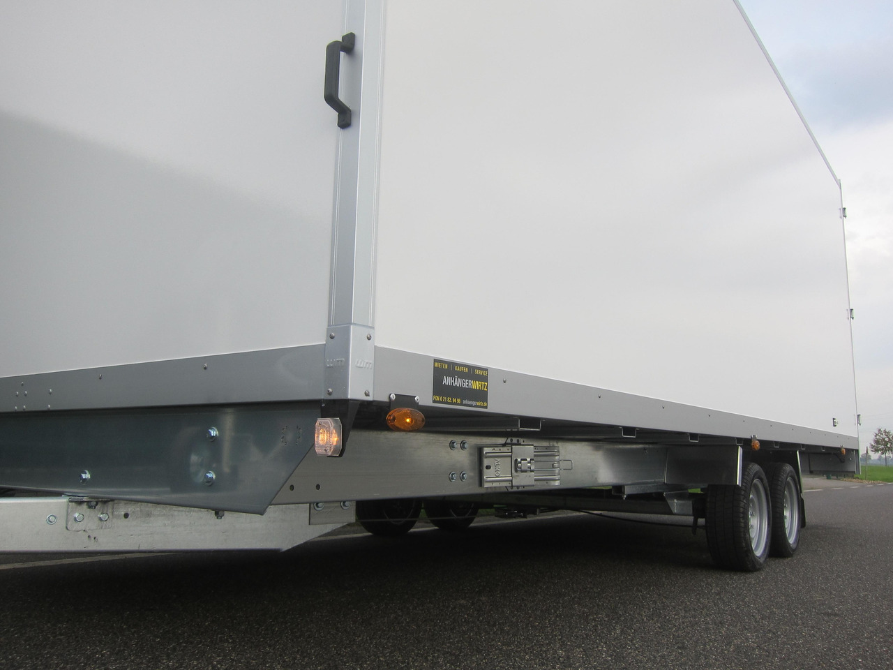 Kofferanhänger AZHLC 3560/244 S40 601x244x225cm 13" (XXXL) 3500kg - Skåpsläp: bild 2 Kofferanhänger AZHLC 3560/244 S40 601x244x225cm 13" (XXXL) 3500kg - Skåpsläp: bild 2