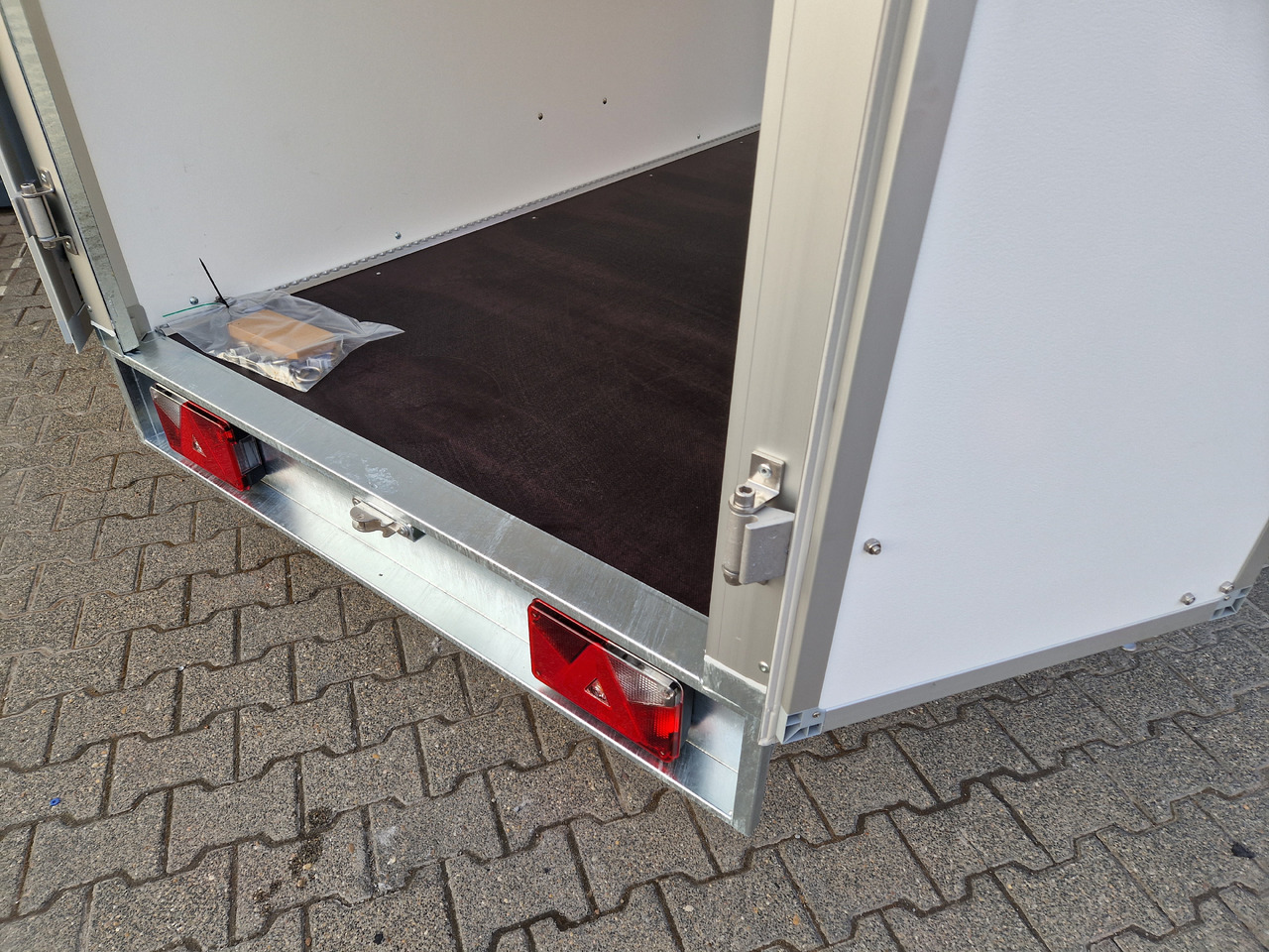 Saris Koffer GO 256 134 1350 1 GFK grau (S) 1350kg Modell 2024 - Skåpsläp: bild 3 Saris Koffer GO 256 134 1350 1 GFK grau (S) 1350kg Modell 2024 - Skåpsläp: bild 3