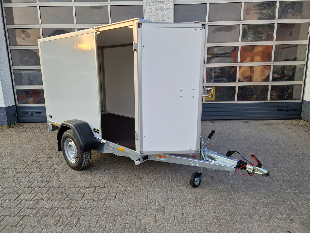Saris Koffer GO 256 134 1350 1 GFK grau Seitentür (S) 1300kg Modell 2024 - Skåpsläp: bild 3 Saris Koffer GO 256 134 1350 1 GFK grau Seitentür (S) 1300kg Modell 2024 - Skåpsläp: bild 3