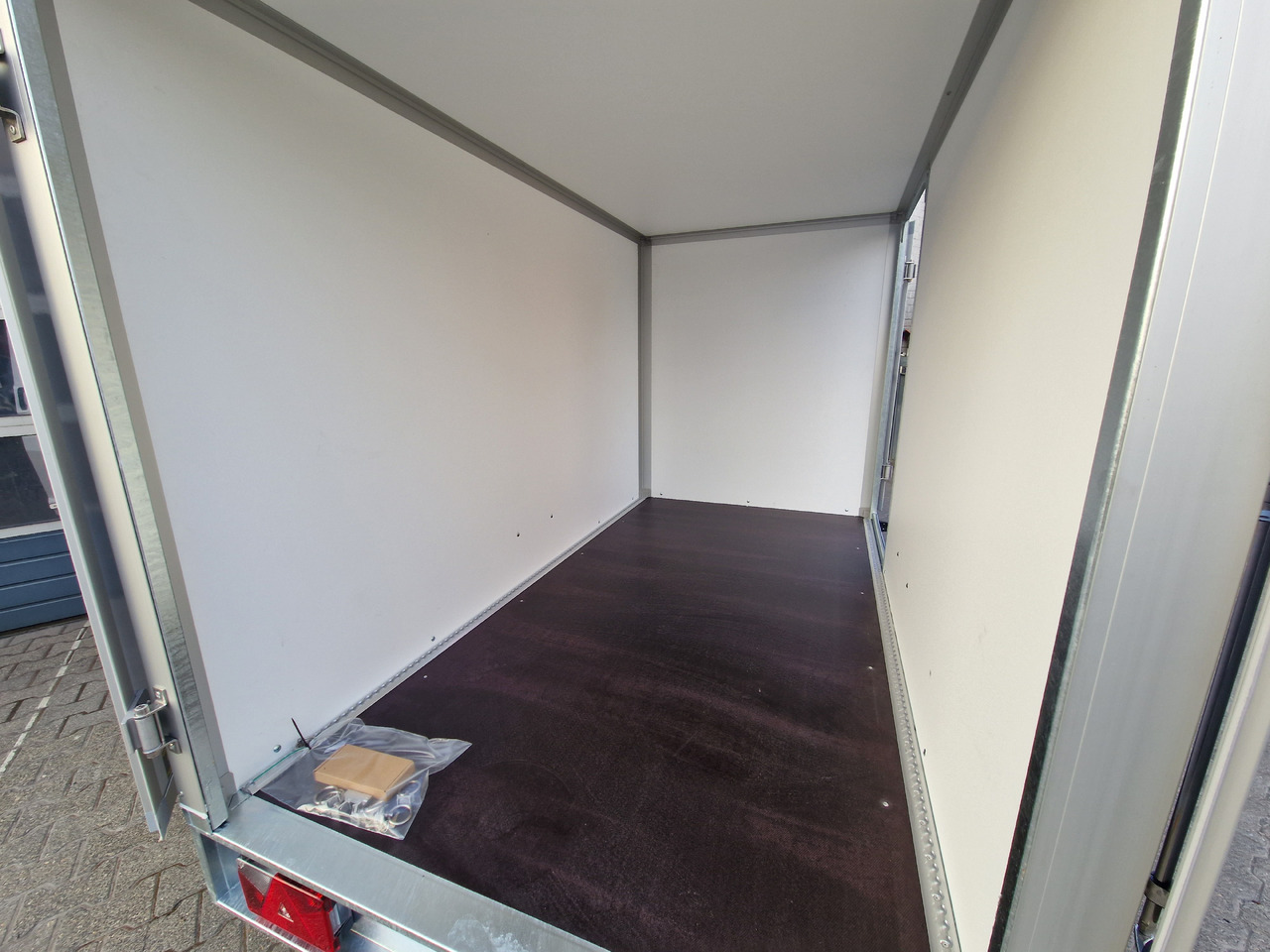 Saris Koffer GO 256 134 1350 1 GFK grau Seitentür (S) 1300kg Modell 2024 - Skåpsläp: bild 5 Saris Koffer GO 256 134 1350 1 GFK grau Seitentür (S) 1300kg Modell 2024 - Skåpsläp: bild 5