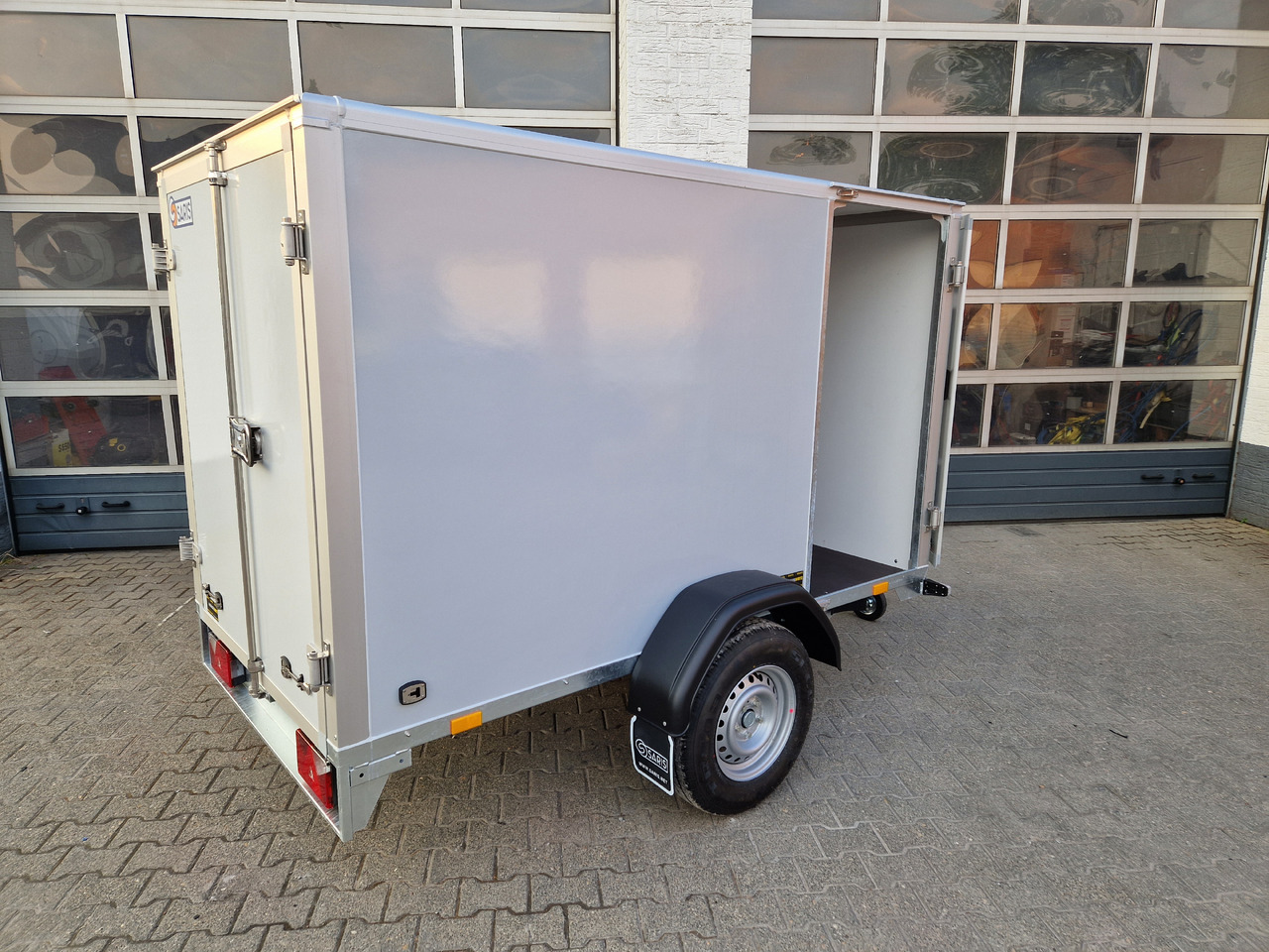 Saris Koffer GO 256 134 1350 1 GFK grau Seitentür (S) 1300kg Modell 2024 - Skåpsläp: bild 2 Saris Koffer GO 256 134 1350 1 GFK grau Seitentür (S) 1300kg Modell 2024 - Skåpsläp: bild 2