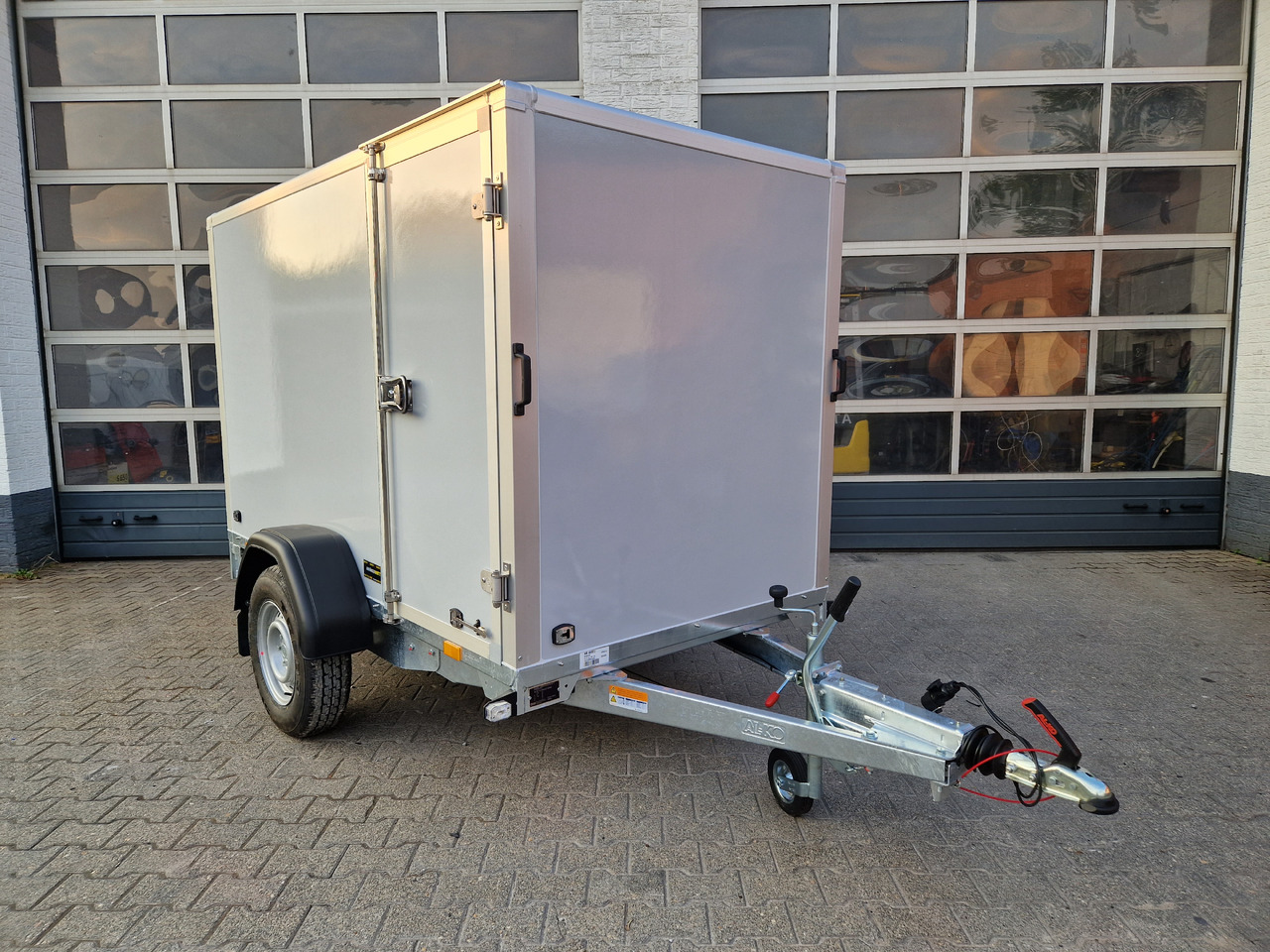 Saris Koffer GO 256 134 1350 1 GFK grau Seitentür (S) 1300kg Modell 2024 - Skåpsläp: bild 4 Saris Koffer GO 256 134 1350 1 GFK grau Seitentür (S) 1300kg Modell 2024 - Skåpsläp: bild 4