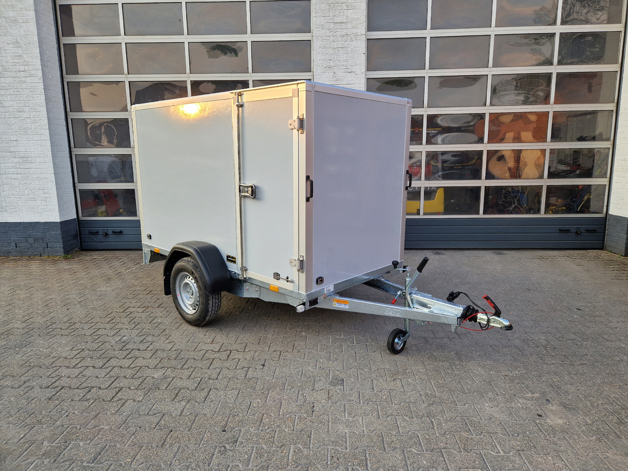 Saris Koffer GO 256 134 1350 1 GFK grau Seitentür (S) 1300kg Modell 2024 - Skåpsläp: bild 1 Saris Koffer GO 256 134 1350 1 GFK grau Seitentür (S) 1300kg Modell 2024 - Skåpsläp: bild 1