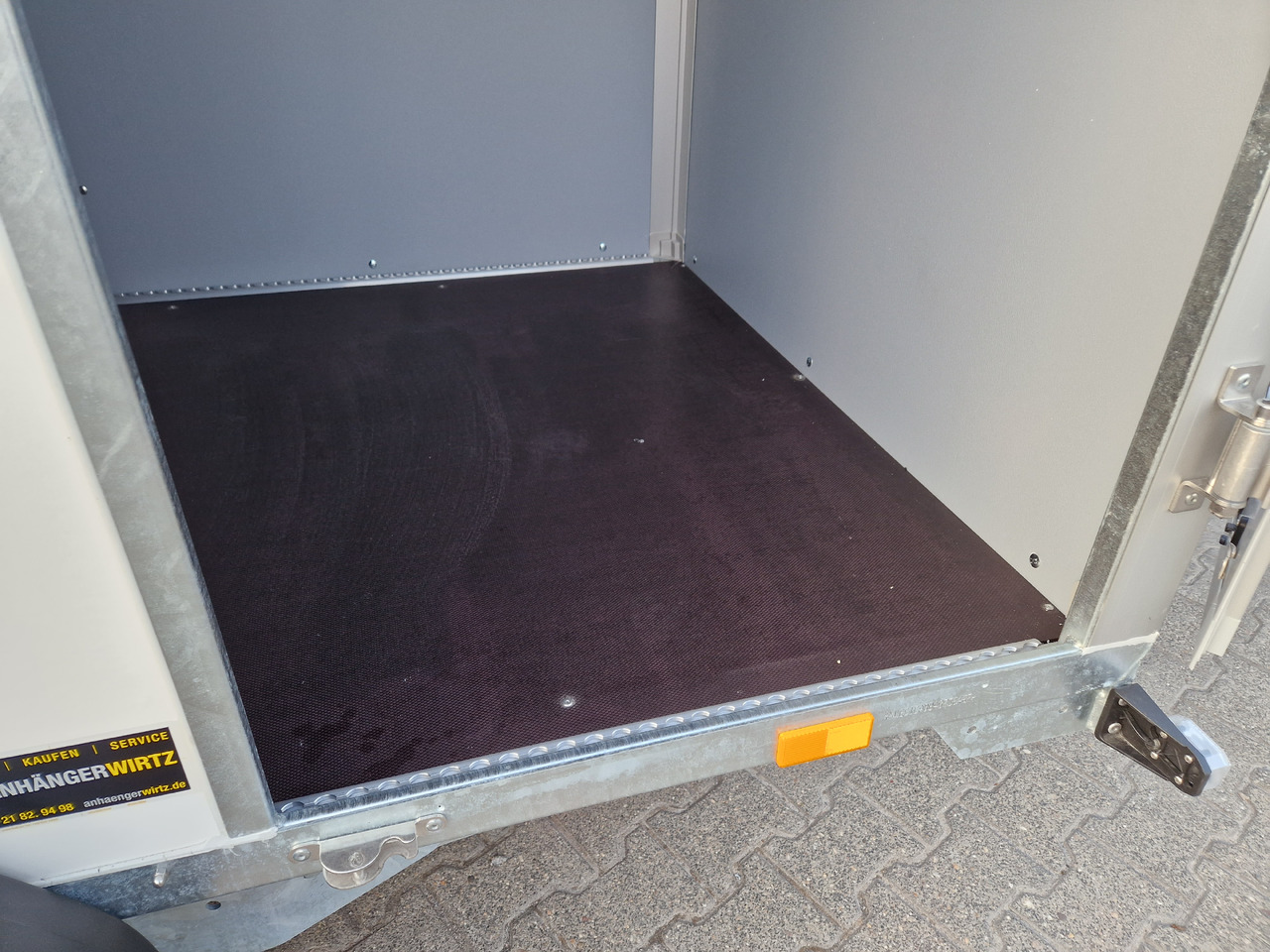 Saris Koffer GO 256 134 1350 1 GFK weiß Seitentür (S) 1350kg Modell 2024 - Skåpsläp: bild 3 Saris Koffer GO 256 134 1350 1 GFK weiß Seitentür (S) 1350kg Modell 2024 - Skåpsläp: bild 3