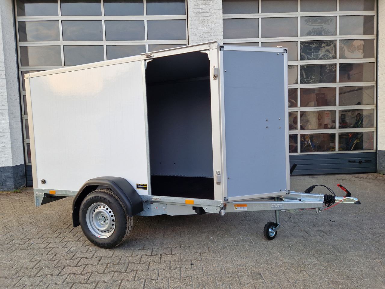 Saris Koffer GO 256 134 1350 1 GFK weiß Seitentür (S) 1350kg Modell 2024 - Skåpsläp: bild 4 Saris Koffer GO 256 134 1350 1 GFK weiß Seitentür (S) 1350kg Modell 2024 - Skåpsläp: bild 4