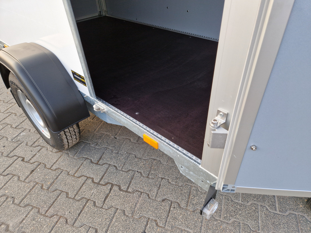 Saris Koffer GO 256 134 1350 1 GFK weiß Seitentür (S) 1350kg Modell 2024 - Skåpsläp: bild 5 Saris Koffer GO 256 134 1350 1 GFK weiß Seitentür (S) 1350kg Modell 2024 - Skåpsläp: bild 5