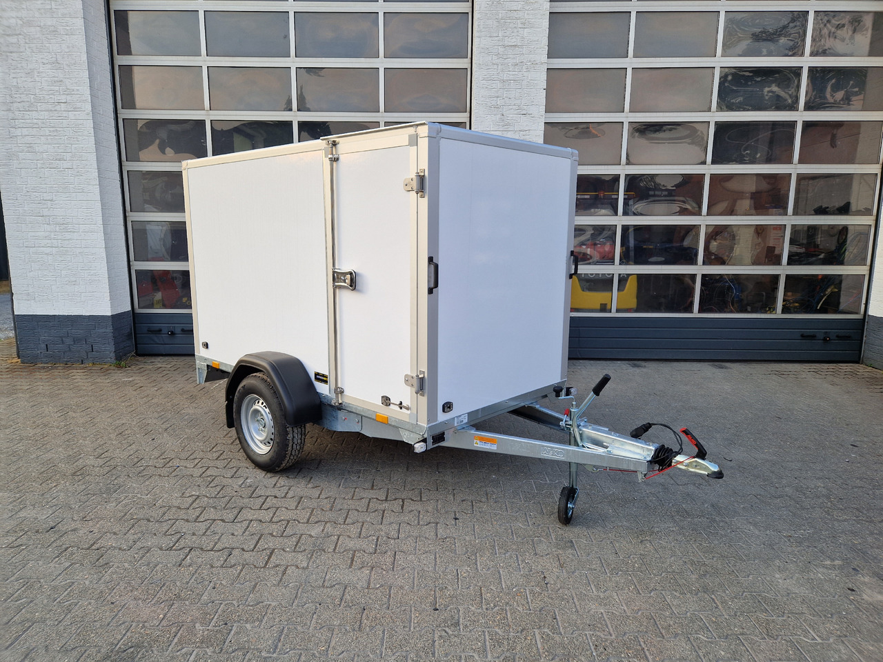 Saris Koffer GO 256 134 1350 1 GFK weiß Seitentür (S) 1350kg Modell 2024 - Skåpsläp: bild 1 Saris Koffer GO 256 134 1350 1 GFK weiß Seitentür (S) 1350kg Modell 2024 - Skåpsläp: bild 1