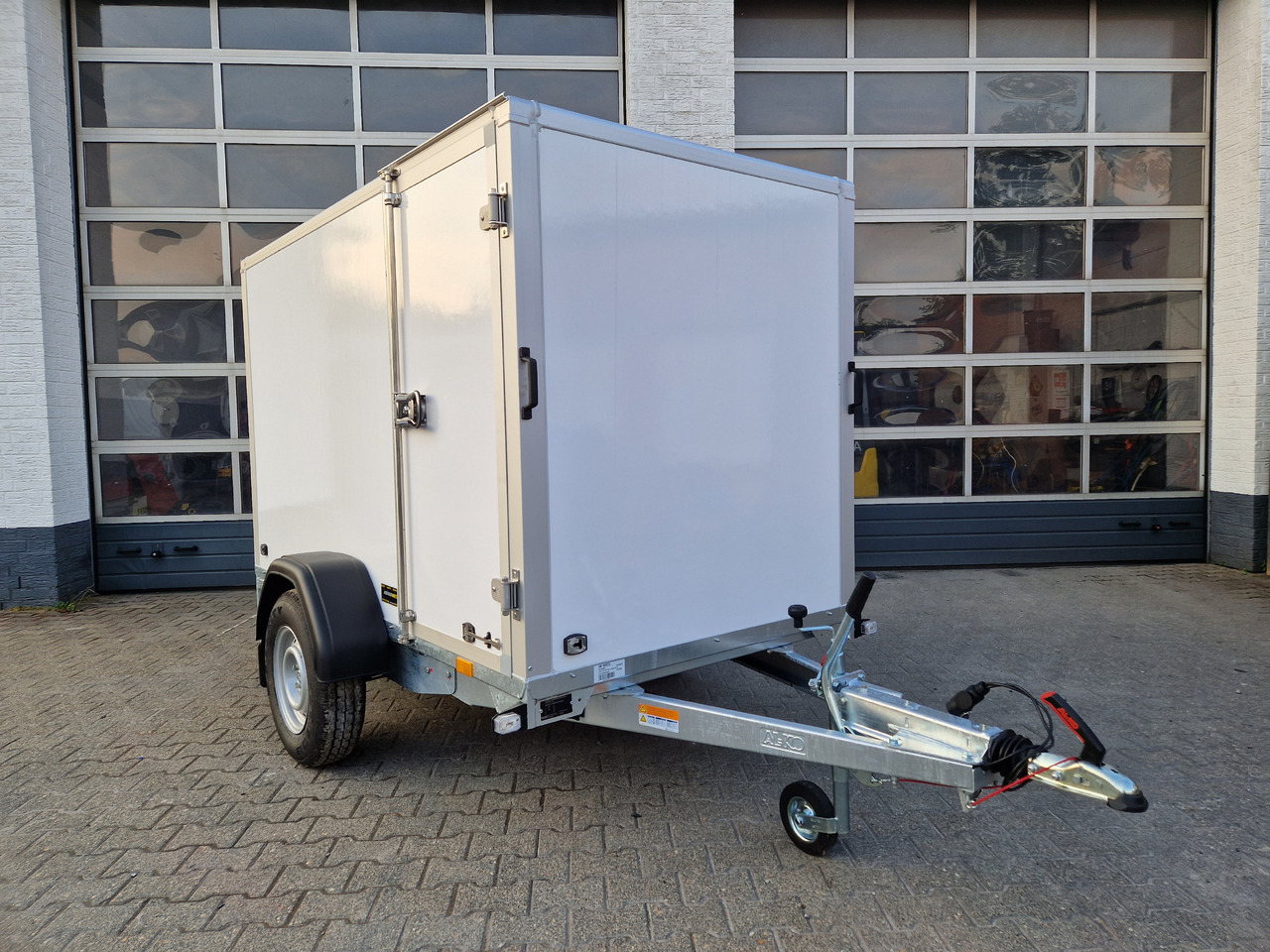 Saris Koffer GO 256 134 1350 1 GFK weiß Seitentür (S) 1350kg Modell 2024 - Skåpsläp: bild 2 Saris Koffer GO 256 134 1350 1 GFK weiß Seitentür (S) 1350kg Modell 2024 - Skåpsläp: bild 2
