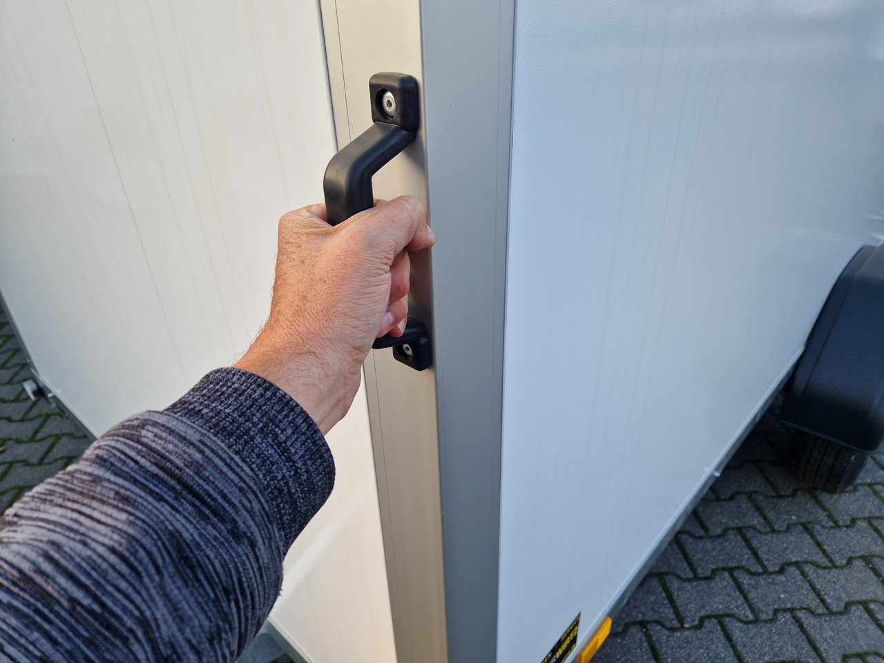 Saris Koffer GO 306 154 180 1500 1 306x154x180cm GFK weiß (M) 1500kg - Skåpsläp: bild 3 Saris Koffer GO 306 154 180 1500 1 306x154x180cm GFK weiß (M) 1500kg - Skåpsläp: bild 3