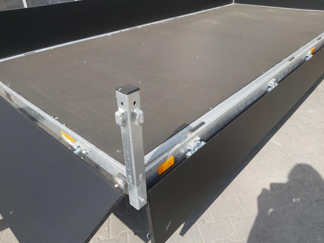 Saris PL406 184 2700 2 406x184x35cm black Edition LED Beleuchtung 13" (XL) 2700kg - Flaksläp: bild 4 Saris PL406 184 2700 2 406x184x35cm black Edition LED Beleuchtung 13" (XL) 2700kg - Flaksläp: bild 4