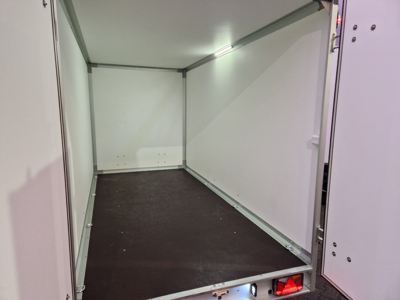 Variant 2517 C4 Edition black 346x168x188cm Alufelgen 2500kg 100 km/H - Skåpsläp: bild 5 Variant 2517 C4 Edition black 346x168x188cm Alufelgen 2500kg 100 km/H - Skåpsläp: bild 5