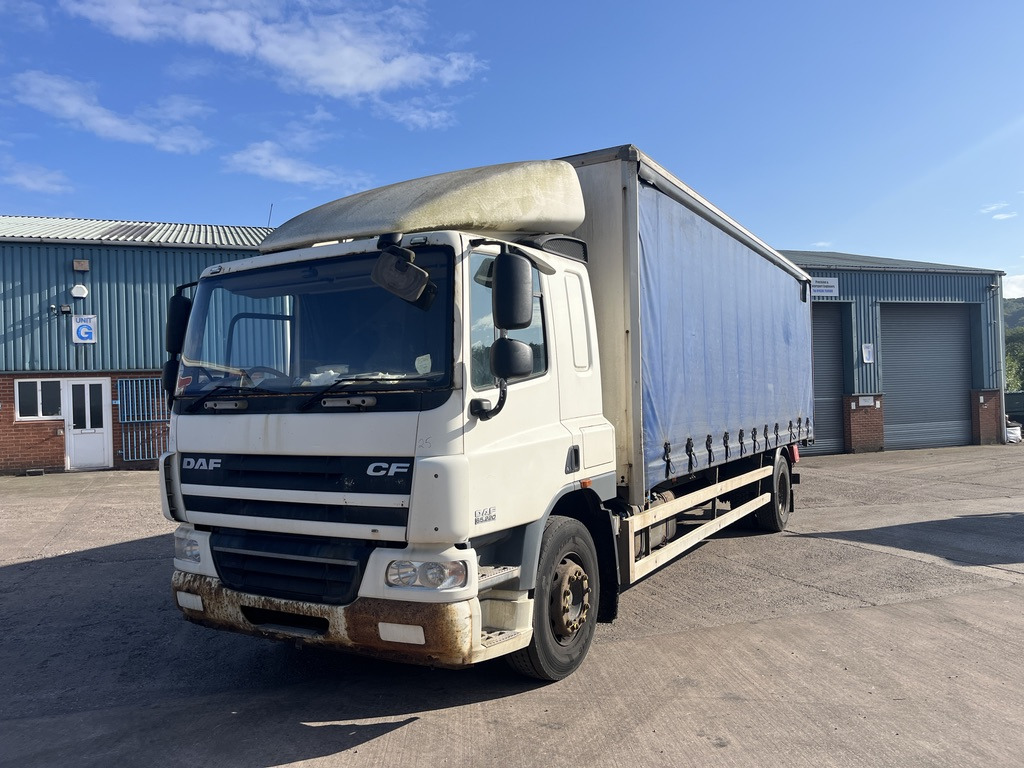 Daf 65CF 220 4x2 Curtain side - Kapellbil: bild 1 Daf 65CF 220 4x2 Curtain side - Kapellbil: bild 1