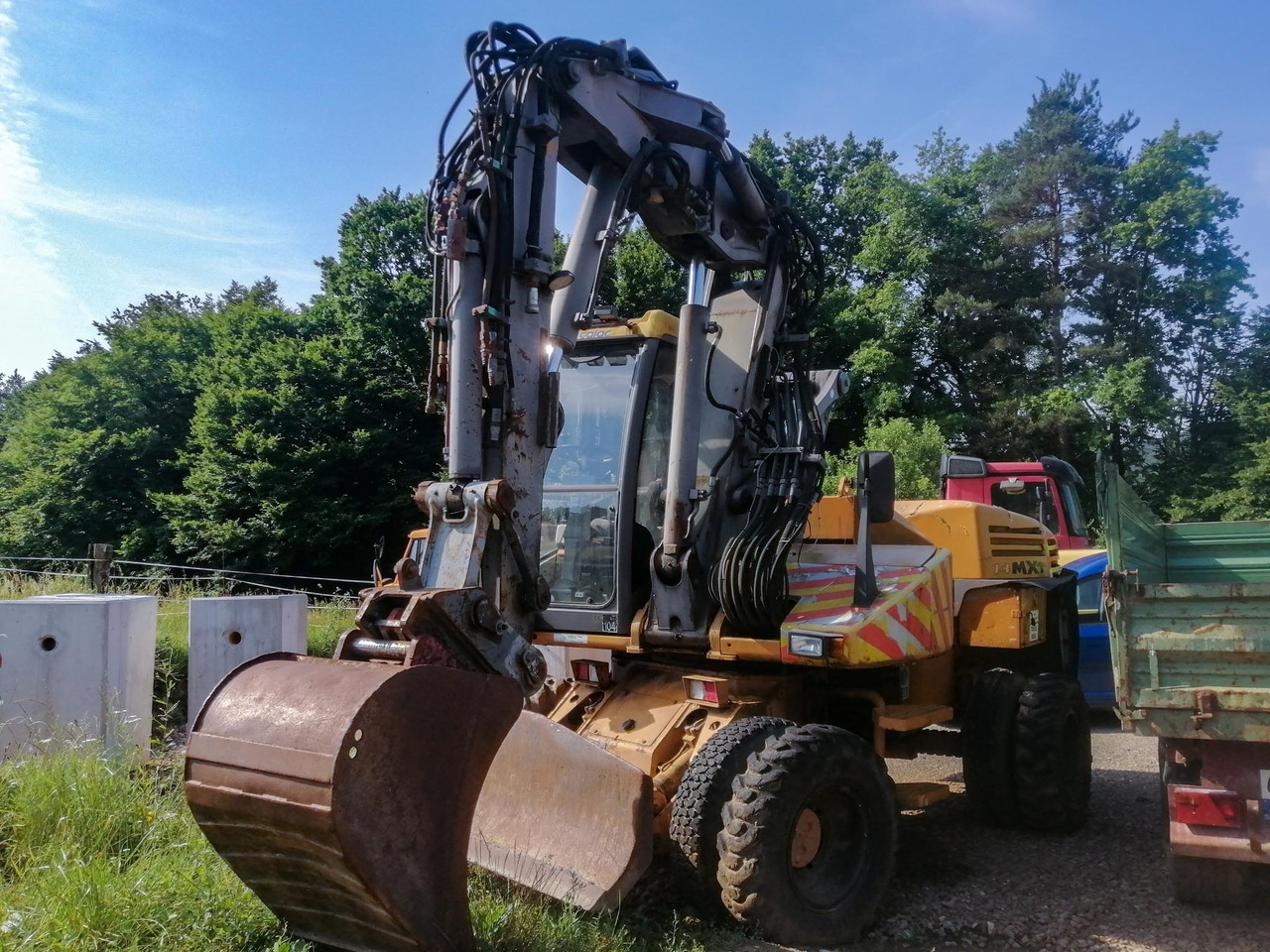 Mecalac 14 MXT - Grävmaskin på däck: bild 1 Mecalac 14 MXT - Grävmaskin på däck: bild 1