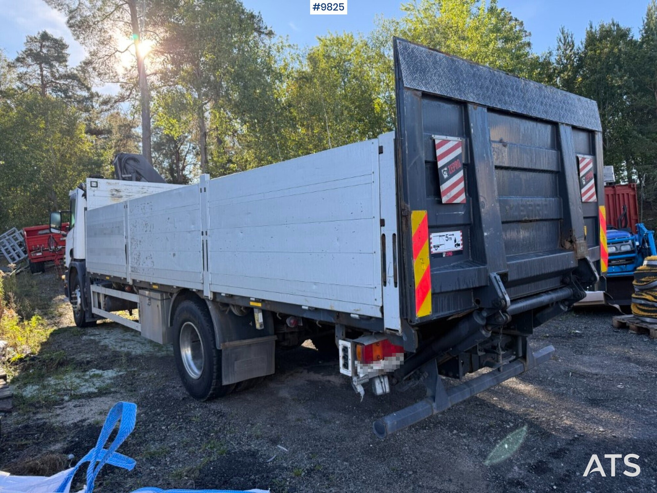 Crane truck Scania P94 230 with tail lift - Flakbil, Kranbil: bild 3 Crane truck Scania P94 230 with tail lift - Flakbil, Kranbil: bild 3