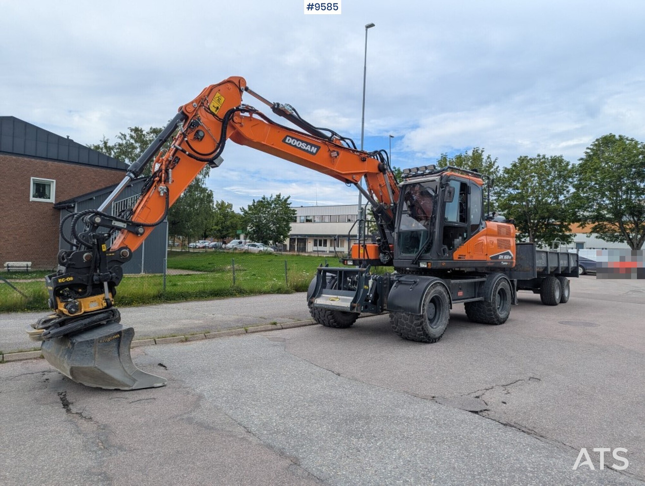 Excavator Doosan DX160W-7 with tipper (SEE VIDEO) - Grävmaskin på däck: bild 1 Excavator Doosan DX160W-7 with tipper (SEE VIDEO) - Grävmaskin på däck: bild 1