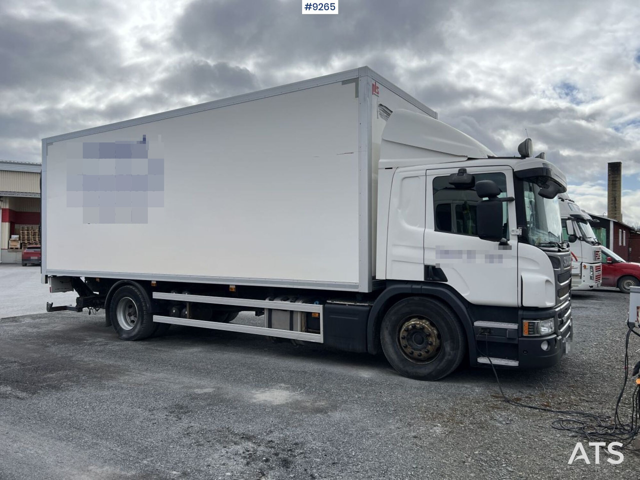Scania P250 Box truck with tailgate lift - Lastbil med skåp: bild 2 Scania P250 Box truck with tailgate lift - Lastbil med skåp: bild 2