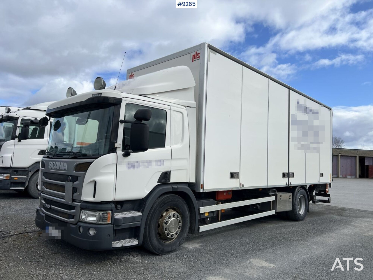 Scania P250 Box truck with tailgate lift - Lastbil med skåp: bild 1 Scania P250 Box truck with tailgate lift - Lastbil med skåp: bild 1