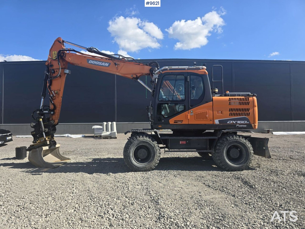 Wheeled Excavator Doosan DX160W with attachment and trailer - Grävmaskin på däck: bild 1 Wheeled Excavator Doosan DX160W with attachment and trailer - Grävmaskin på däck: bild 1