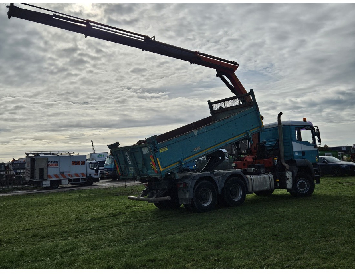 MAN TGA 33.360 TIPPER 3 SIDE CRANE PALFINGER 16502 *REMOTE CONTROL - Tippbil lastbil: bild 2 MAN TGA 33.360 TIPPER 3 SIDE CRANE PALFINGER 16502 *REMOTE CONTROL - Tippbil lastbil: bild 2