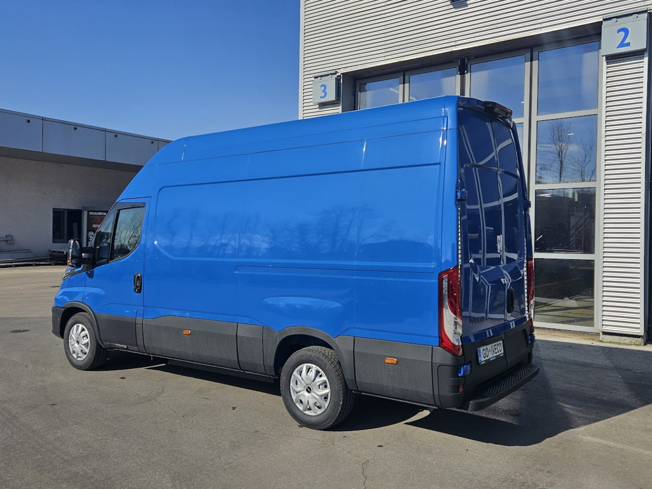 IVECO Daily ELEKTRIČNI 35 C 18H - Persontransport, El transportbil: bild 3 IVECO Daily ELEKTRIČNI 35 C 18H - Persontransport, El transportbil: bild 3