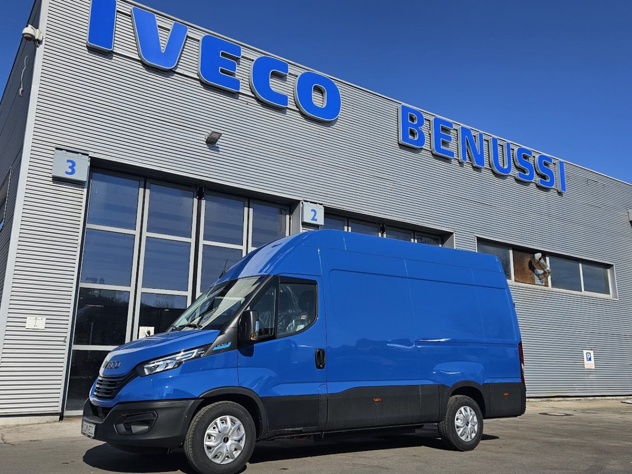 IVECO Daily ELEKTRIČNI 35 C 18H - Persontransport, El transportbil: bild 1 IVECO Daily ELEKTRIČNI 35 C 18H - Persontransport, El transportbil: bild 1