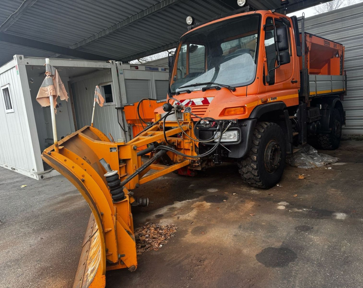Unimog U400 4x4, Winterdienst, Schild+Streuer - Lastbil: bild 2 Unimog U400 4x4, Winterdienst, Schild+Streuer - Lastbil: bild 2