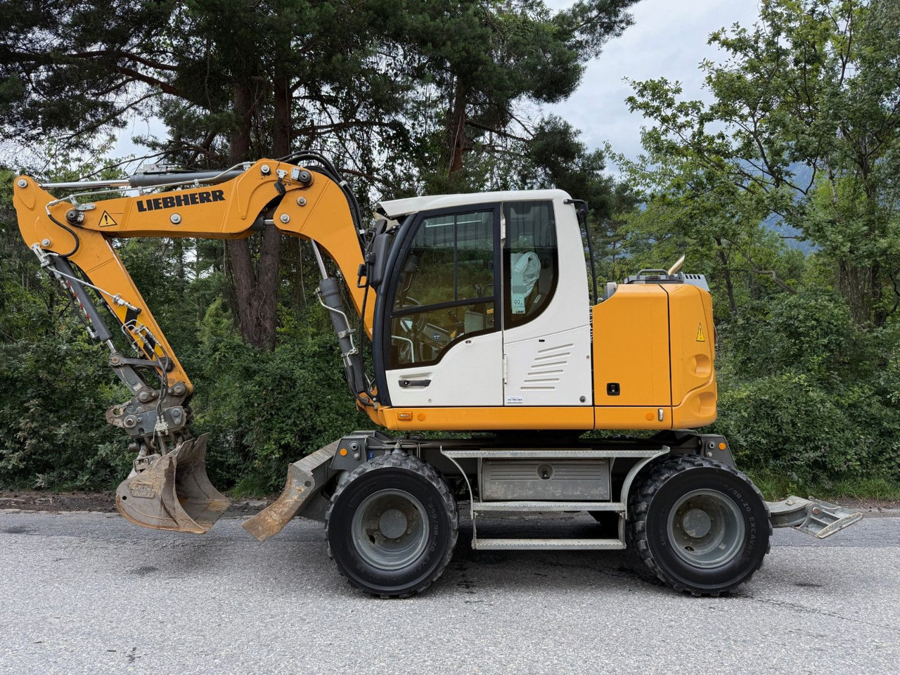 Liebherr A910 Compact Litronic,4 Schaufeln,Schnellwechsle - Grävmaskin på däck: bild 1 Liebherr A910 Compact Litronic,4 Schaufeln,Schnellwechsle - Grävmaskin på däck: bild 1