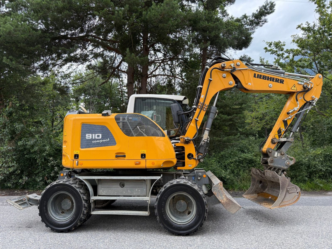 Liebherr A910 Compact Litronic,4 Schaufeln,Schnellwechsle - Grävmaskin på däck: bild 2 Liebherr A910 Compact Litronic,4 Schaufeln,Schnellwechsle - Grävmaskin på däck: bild 2