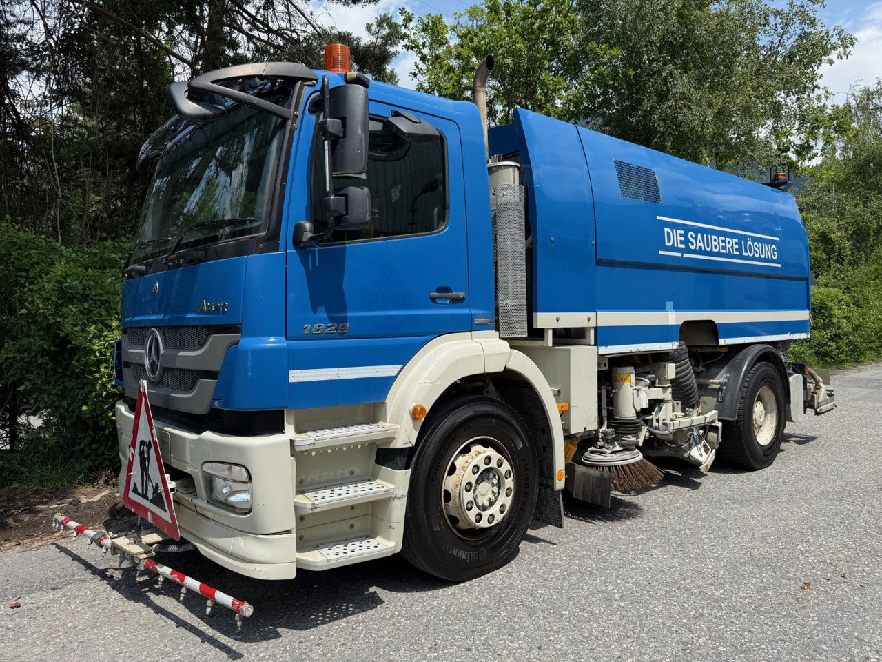 Mercedes-Benz Axor 1829 4x2, E5, EPS, RHD, Faun Kehrmaschine - Sopmaskin: bild 2 Mercedes-Benz Axor 1829 4x2, E5, EPS, RHD, Faun Kehrmaschine - Sopmaskin: bild 2