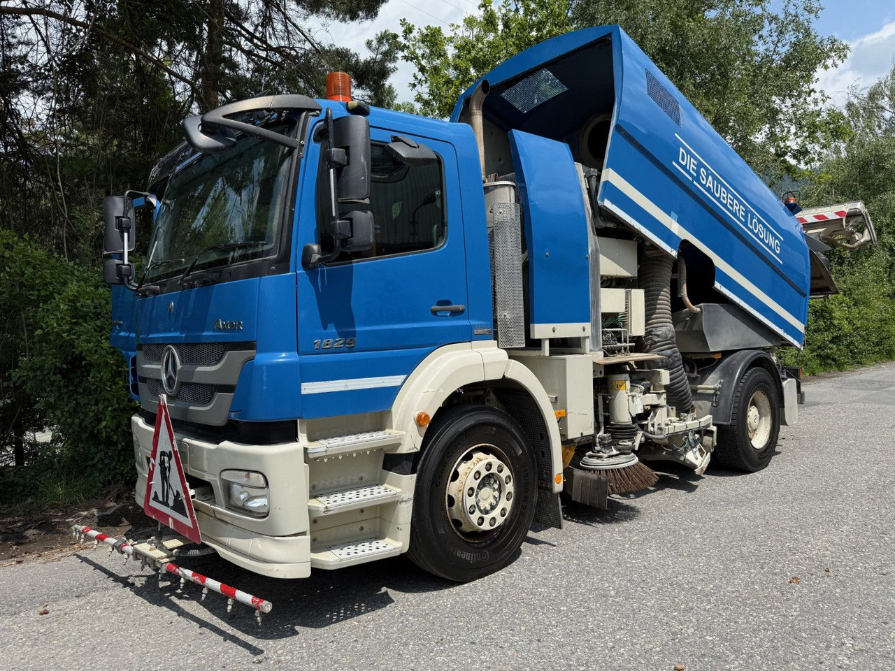 Mercedes-Benz Axor 1829 4x2, E5, EPS, RHD, Faun Kehrmaschine - Sopmaskin: bild 1 Mercedes-Benz Axor 1829 4x2, E5, EPS, RHD, Faun Kehrmaschine - Sopmaskin: bild 1