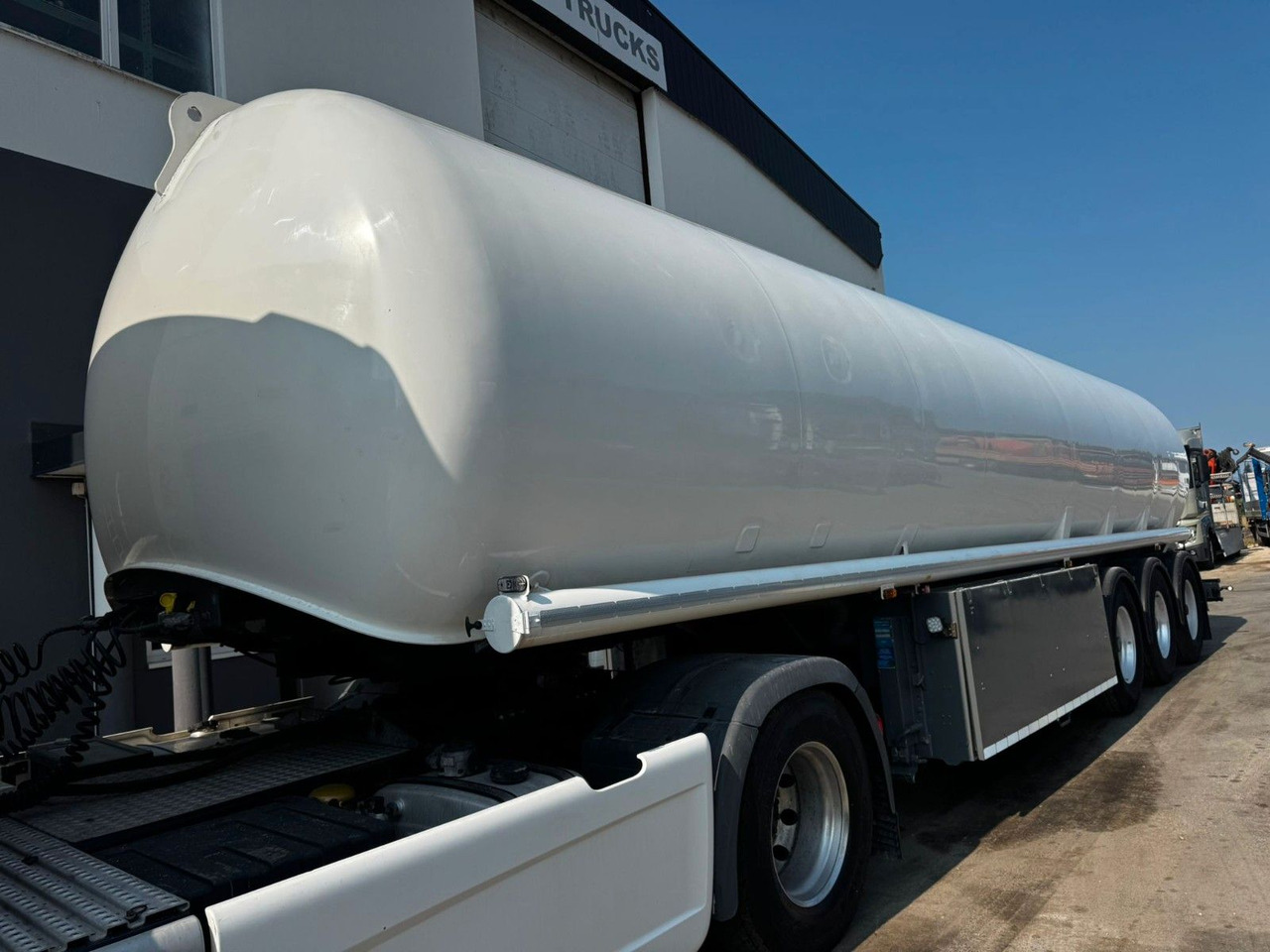 Schrader Treibstoff Diesel/Benzin, 4 Kammern, Sening - Tanktrailer: bild 1 Schrader Treibstoff Diesel/Benzin, 4 Kammern, Sening - Tanktrailer: bild 1