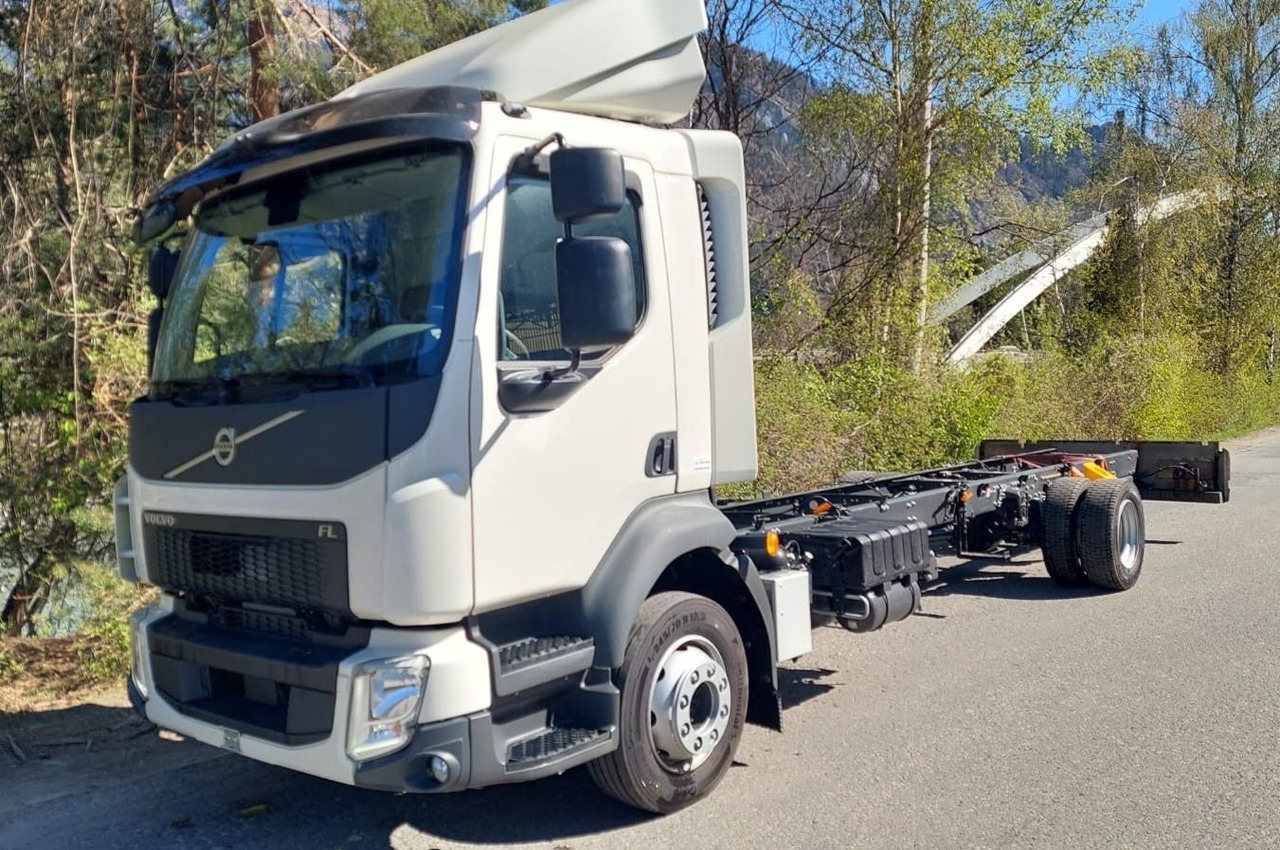 Volvo FL280 4x2, E6, Wohnwagen + 2 Pferdeplaetze Volvo FL280 4x2, E6, 7.40m Chassis, Fahrgestell - Hästbuss: bild 1 Volvo FL280 4x2, E6, Wohnwagen + 2 Pferdeplaetze Volvo FL280 4x2, E6, 7.40m Chassis, Fahrgestell - Hästbuss: bild 1