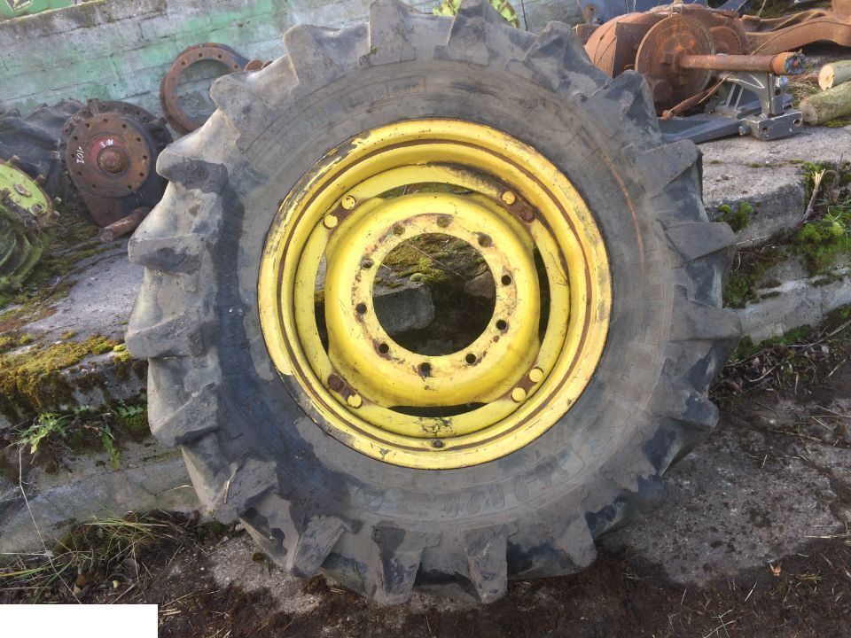FELGA DW 16x28 John Deere , OPONA MICHELIN 16.9 R 28 - Komplett hjul för Lantbruksmaskiner: bild 1 FELGA DW 16x28 John Deere , OPONA MICHELIN 16.9 R 28 - Komplett hjul för Lantbruksmaskiner: bild 1