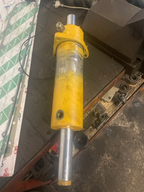 Siłownik skrętu carraro Claas Scorpion , Claas Targo - Hydraulcylinder för Teleskoplastar: bild 1 Siłownik skrętu carraro Claas Scorpion , Claas Targo - Hydraulcylinder för Teleskoplastar: bild 1